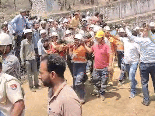 राजस्थान में खदान हादसे में एक अधिकारी की मौत: 15 घंटे में बचाए गए 14 लोग, लिफ्ट की चेन टूटने से 1875 फीट नीचे फंसे थे – Khetari News
