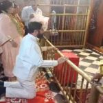 Dausa News: महाराष्ट्र के सीएम एकनाथ शिंदे ने टेका बालाजी के दर पर माथा, महंत से जानी मंदिर इतिहास की जानकारी