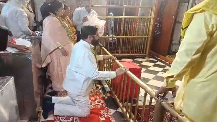 Dausa News: महाराष्ट्र के सीएम एकनाथ शिंदे ने टेका बालाजी के दर पर माथा, महंत से जानी मंदिर इतिहास की जानकारी Dausa News: महाराष्ट्र के सीएम एकनाथ शिंदे ने टेका बालाजी के दर पर माथा, महंत से जानी मंदिर इतिहास की जानकारी