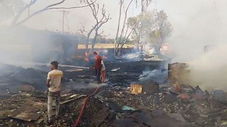 Ajmer: मदार रेलवे स्टेशन के पास लकड़ी के गोदाम में लगी भीषण आग, लाखों का नुकसान; फायर ब्रिगेड मौके पर पहुंची