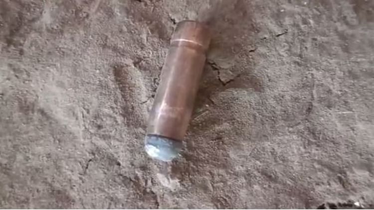 Bharatpur News: रात के अंधेरे में घर के बाहर हवाई फायरिंग करके भागे बदमाश, मामला संदिग्ध, पुलिस कर रही है जांच Bharatpur News: रात के अंधेरे में घर के बाहर हवाई फायरिंग करके भागे बदमाश, मामला संदिग्ध, पुलिस कर रही है जांच