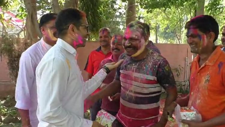 Bharatpur: धूमधाम से मनाई गई होली, कलेक्टर ने किया जमकर डांस, शहर में पुलिस की चप्पे-चप्पे पर निगरानी
