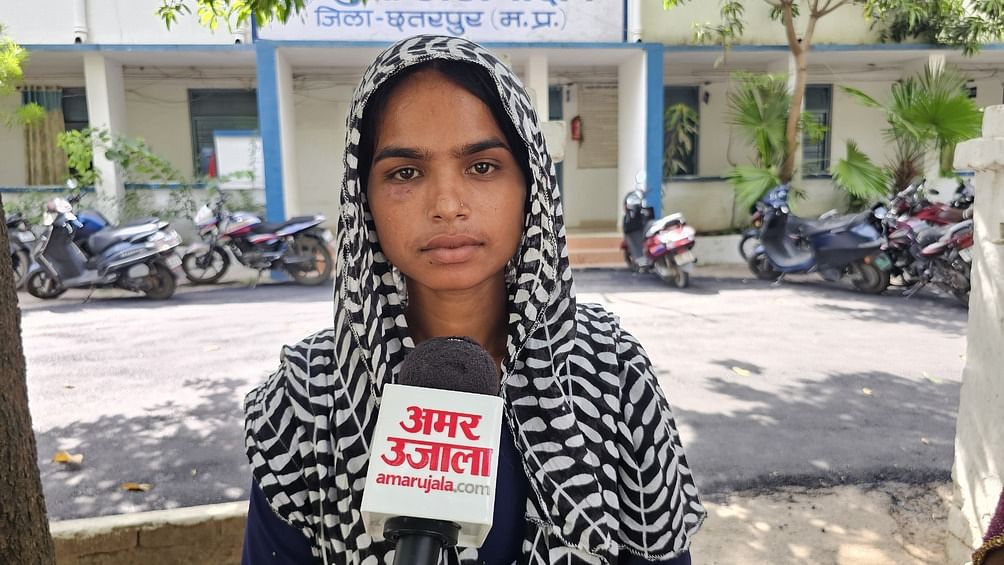 Chhatarpur News: सात बेटियों को पढ़ाने-लिखाने पर पिता को प्रताड़ित कर रहे ग्रामीण, एसपी के सामने लगाई गुहार