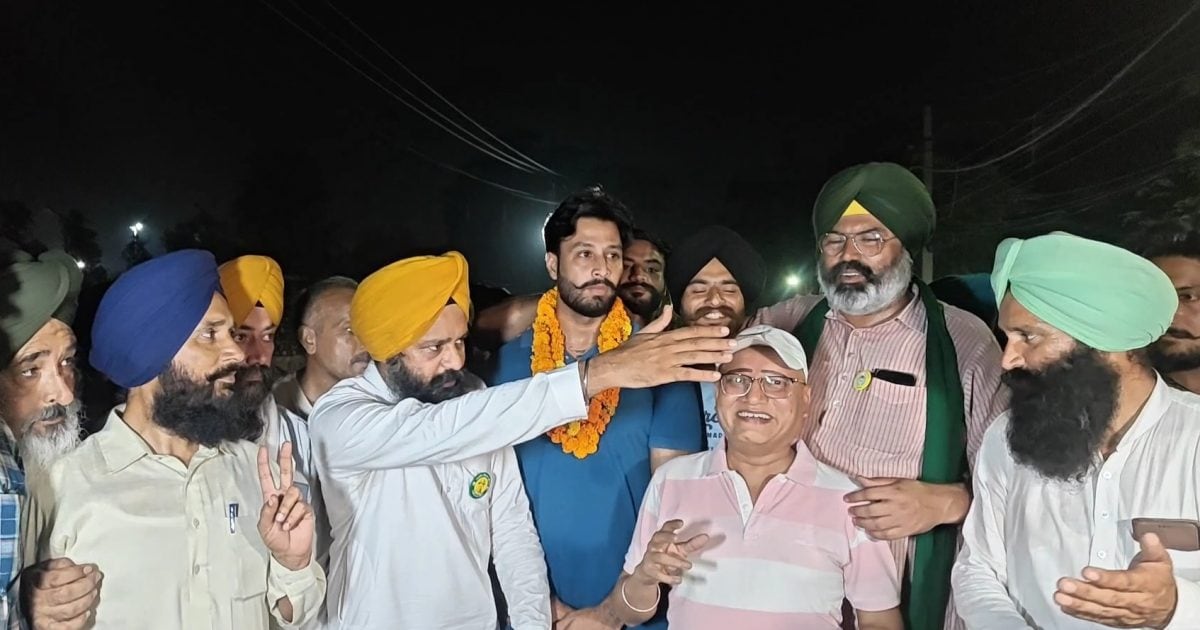 किसान आंदोलनः वॉटर कैनन ब्वॉय नवदीप को मिली जमानत, अब SP का दफ्तर नहीं घरेंगे अन्नदाता किसान आंदोलनः वॉटर कैनन ब्वॉय नवदीप को मिली जमानत, अब SP का दफ्तर नहीं घरेंगे अन्नदाता