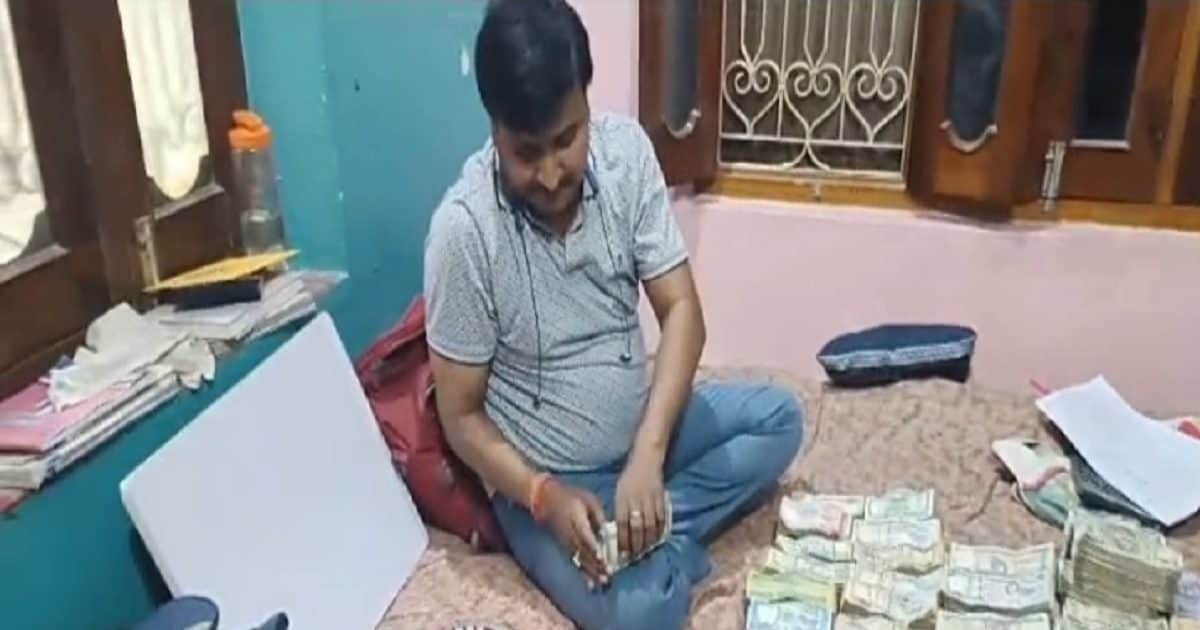 झारखंड के बाद अब बिहार में कैश ही कैश! नेपाली-भारतीय नोटों का अंबार, रेड जारी झारखंड के बाद अब बिहार में कैश ही कैश! नेपाली-भारतीय नोटों का अंबार, रेड जारी