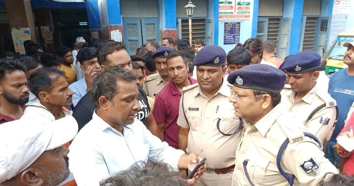 छपरा: चुनावी रंजिश में फायरिंग, युवक की मौत से से बढ़ा बवाल, एक प्रत्याशी के पोलिंग बूथ पर जाने के बाद बढ़ा था विवाद छपरा: चुनावी रंजिश में फायरिंग, युवक की मौत से से बढ़ा बवाल, एक प्रत्याशी के पोलिंग बूथ पर जाने के बाद बढ़ा था विवाद