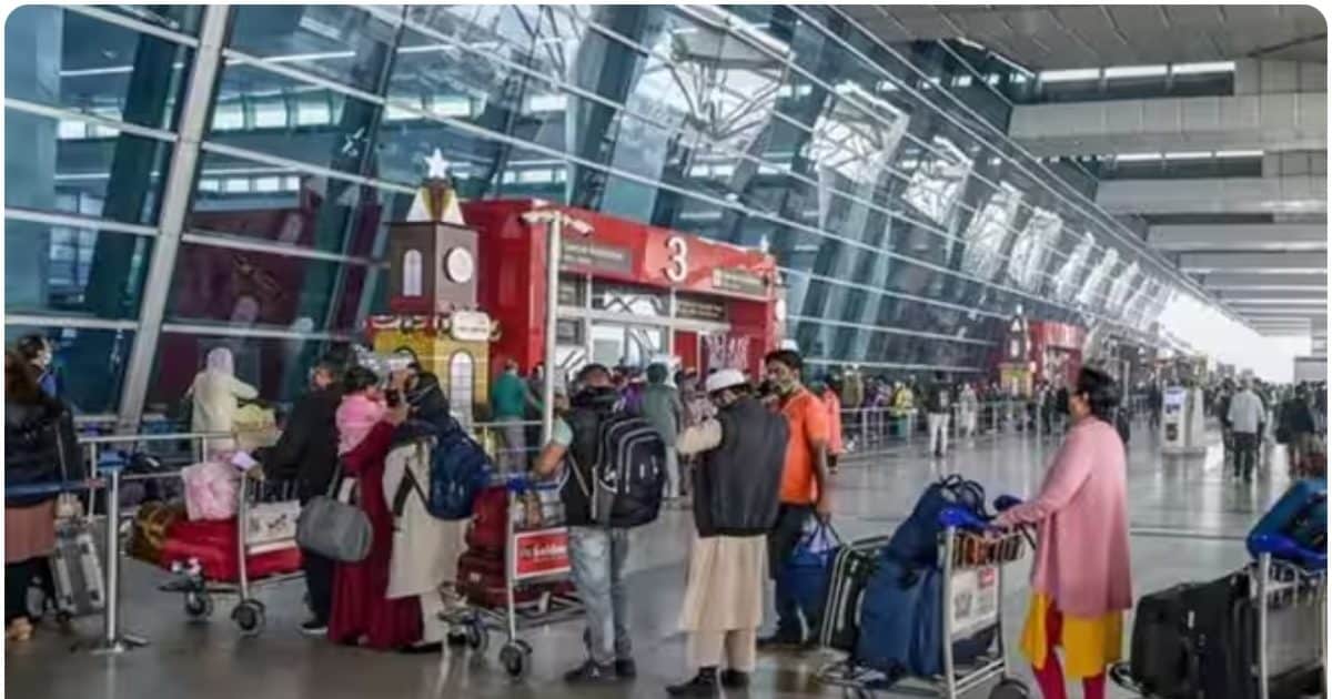 Ground Report: IGI एयरपोर्ट पर अफरातफरी, हाथ से लिखा बोर्डिंग पास… एक ही झटके में पहुंचे 35 साल पीछे Ground Report: IGI एयरपोर्ट पर अफरातफरी, हाथ से लिखा बोर्डिंग पास… एक ही झटके में पहुंचे 35 साल पीछे