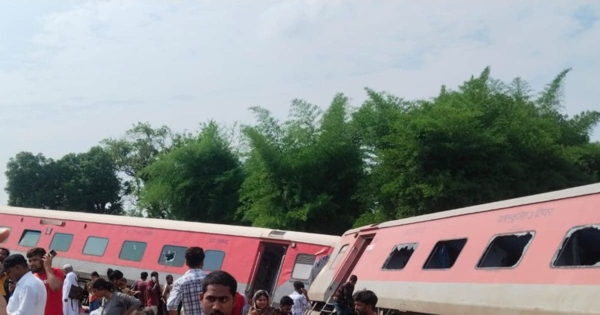 Dibrugarh Train Accident: घटनास्थल से पहले ट्रैक पर काम के चलते था कॉशन Dibrugarh Train Accident: घटनास्थल से पहले ट्रैक पर काम के चलते था कॉशन