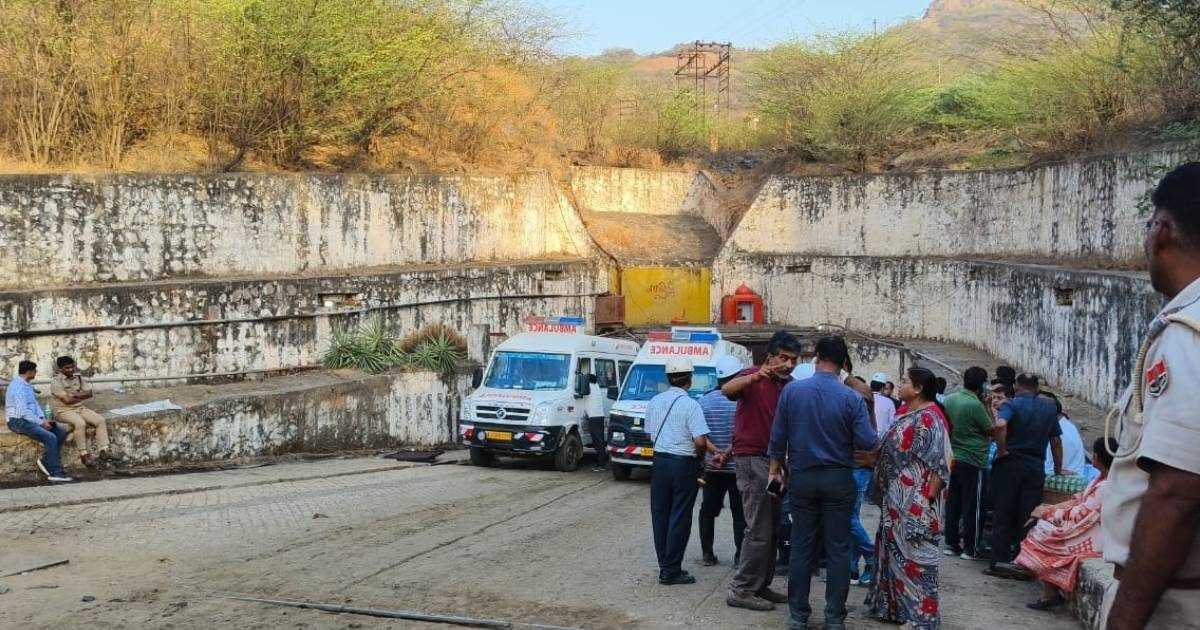खेतड़ी कॉपर खदान हादसा, 3 अधिकारियों को निकाला बाहर, अभी 11 लोग फंसे हैं अंदर खेतड़ी कॉपर खदान हादसा, 3 अधिकारियों को निकाला बाहर, अभी 11 लोग फंसे हैं अंदर