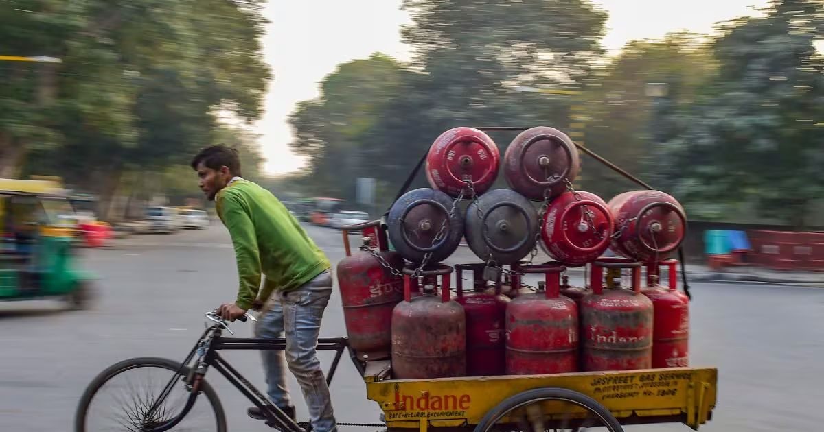 LPG Cylinder Price: महंगाई से राहत, LPG सिलेंडर 31 रुपये सस्ता हुआ LPG Cylinder Price: महंगाई से राहत, LPG सिलेंडर 31 रुपये सस्ता हुआ
