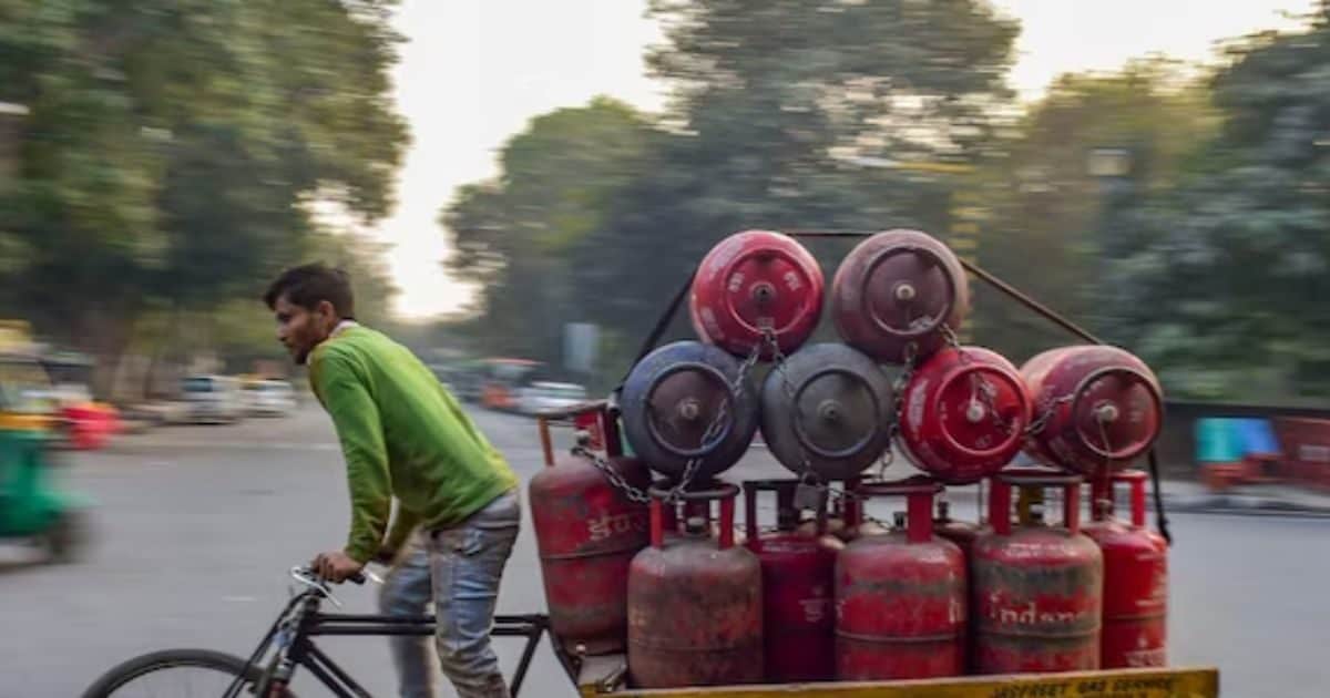 महीने के पहले ही दिन आई अच्छी खबर, 72 रुपये घट गया LPG सिलेंडर का रेट महीने के पहले ही दिन आई अच्छी खबर, 72 रुपये घट गया LPG सिलेंडर का रेट