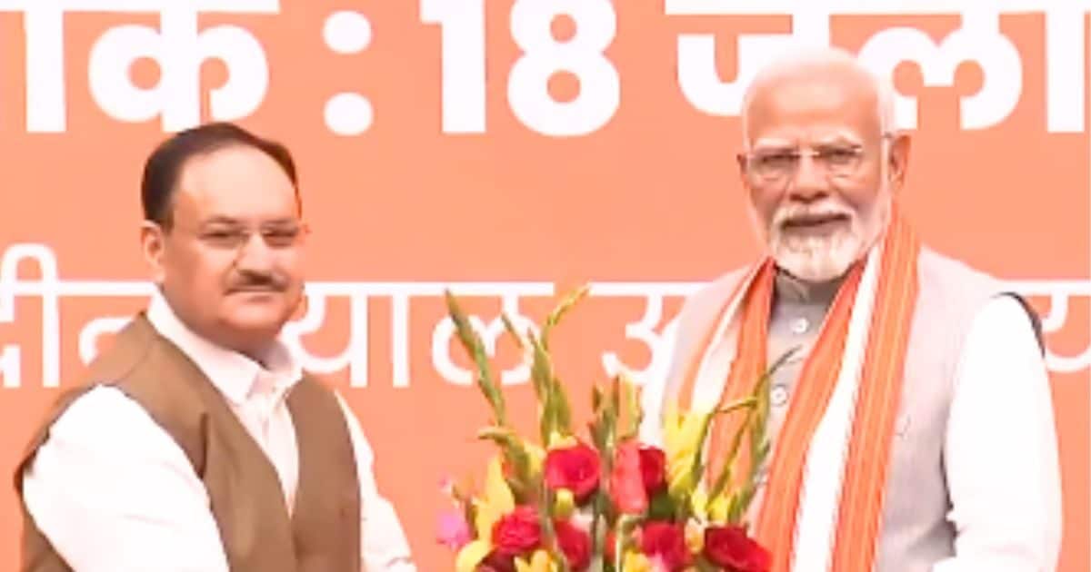 PM मोदी भाजपा कार्यालय पहुंचे, कार्यकर्ताओं से की मुलाकात, बढ़ाया हौसला PM मोदी भाजपा कार्यालय पहुंचे, कार्यकर्ताओं से की मुलाकात, बढ़ाया हौसला