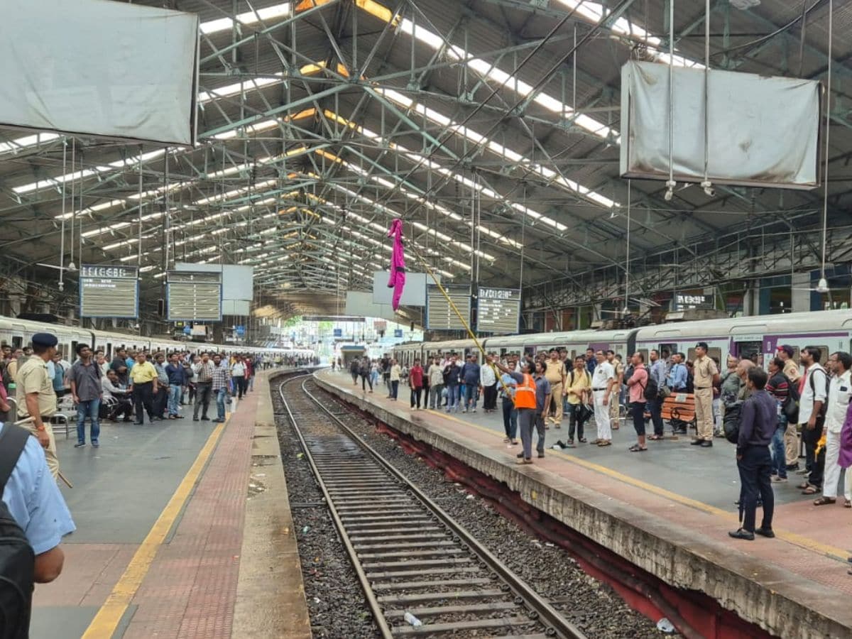 गर्लफ्रेंड के लिए कर दिया ऐसा कांड, मुंबई में थम गईं लोकल ट्रेन, मच गया हंगामा गर्लफ्रेंड के लिए कर दिया ऐसा कांड, मुंबई में थम गईं लोकल ट्रेन, मच गया हंगामा