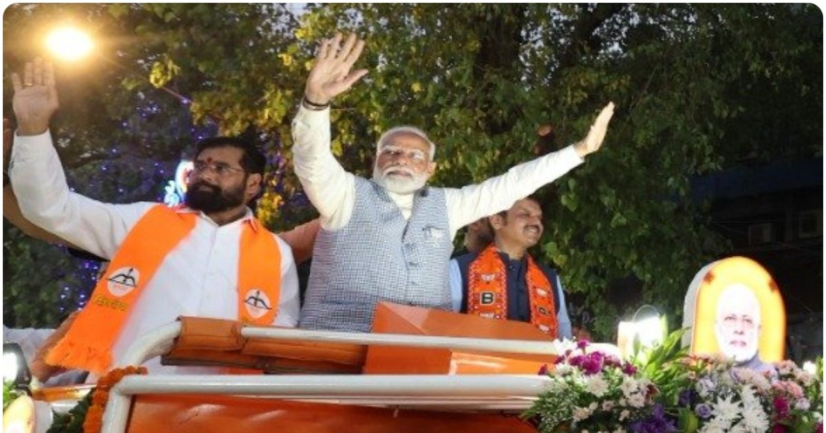 PM मोदी के रोड-शो में उमड़ा जनसैलाब, लोगों ने की फूलों की बारिश, ऐसे हुआ वेलकम PM मोदी के रोड-शो में उमड़ा जनसैलाब, लोगों ने की फूलों की बारिश, ऐसे हुआ वेलकम