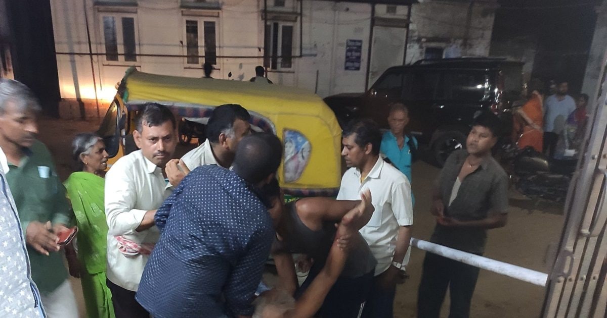 खून लगातार बह रहा, गोली लगी या चाकू घोंपा, पता नहीं चल रहा…मुखिया पति और बेटे की दबंगई, किसान पर जानलेवा हमला खून लगातार बह रहा, गोली लगी या चाकू घोंपा, पता नहीं चल रहा…मुखिया पति और बेटे की दबंगई, किसान पर जानलेवा हमला