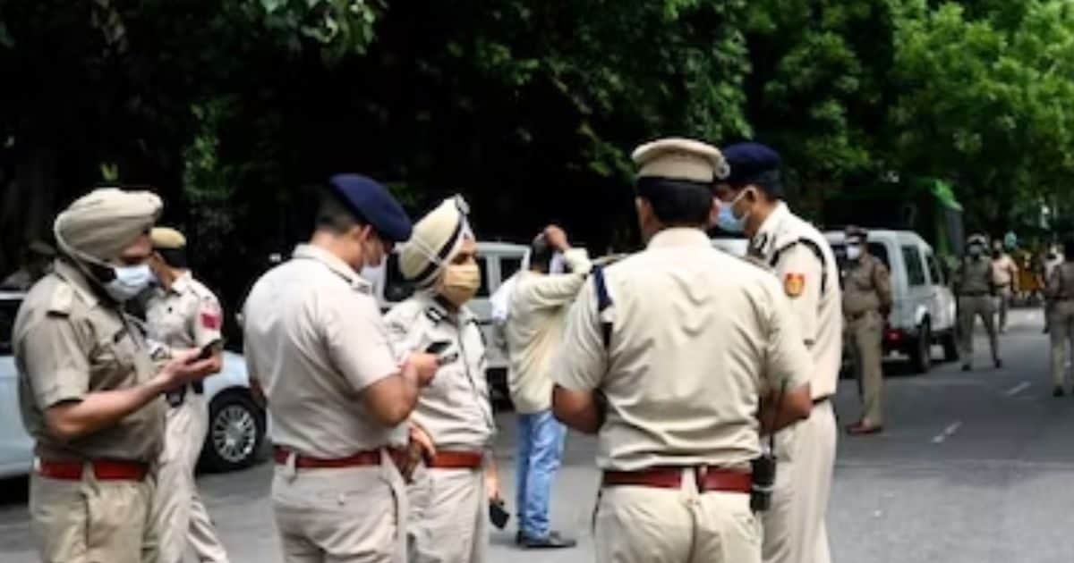 दिल्ली के GTB अस्पताल में चली गोलियां, मरीज को गोलियों से भूनकर भाग गए बदमाश दिल्ली के GTB अस्पताल में चली गोलियां, मरीज को गोलियों से भूनकर भाग गए बदमाश
