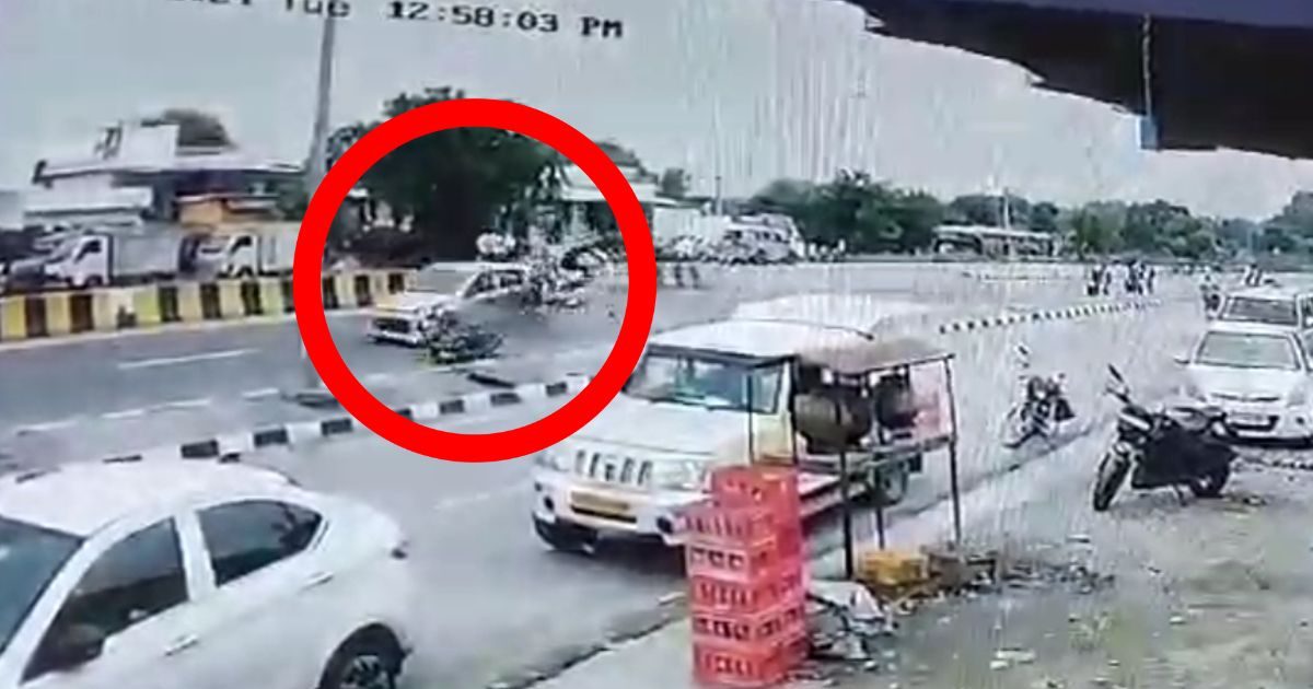 कार ने मारी बाइक में इतनी तेज टक्कर, कई फुट हवा में उछल गए लोग कार ने मारी बाइक में इतनी तेज टक्कर, कई फुट हवा में उछल गए लोग