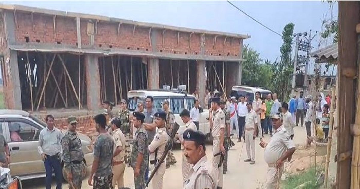 Bihar: मनाते रहे आला अफसर पर गांववालों ने कर दिया इनकार, मुजफ्फरपुर में इस बूथ पर नहीं पड़ा एक भी वोट, जानिये वजह Bihar: मनाते रहे आला अफसर पर गांववालों ने कर दिया इनकार, मुजफ्फरपुर में इस बूथ पर नहीं पड़ा एक भी वोट, जानिये वजह
