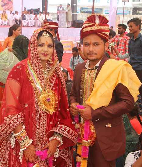 Maihar News: सामूहिक विवाह सम्मेलन में ढोल नगाड़े के साथ रथ से पहुंची बारात, शादी के में बंधे 73 जोड़े Maihar News: सामूहिक विवाह सम्मेलन में ढोल नगाड़े के साथ रथ से पहुंची बारात, शादी के में बंधे 73 जोड़े