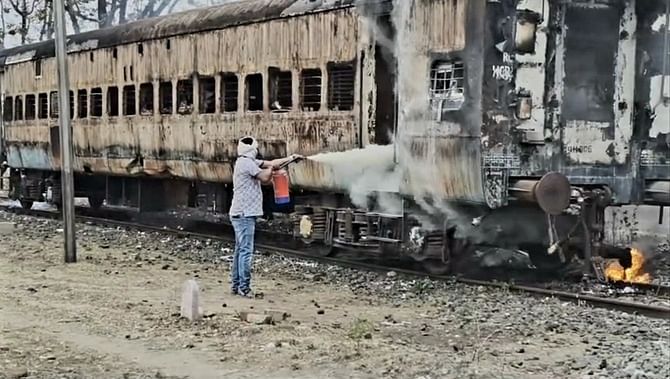 Sagar News: बीना जंक्शन के मालगोदाम में खड़े पुराने स्लीपर कोच में लगी आग, चार साल से खड़ी थी बोगी