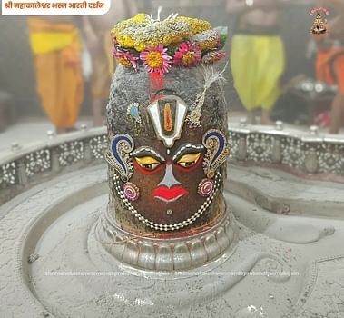 Ujjain Mahakal: योगिनी एकादशी पर भस्म रमाकर बाबा महाकाल ने लगाया वैष्णव तिलक, भक्तों ने लिया दर्शन लाभ Ujjain Mahakal: योगिनी एकादशी पर भस्म रमाकर बाबा महाकाल ने लगाया वैष्णव तिलक, भक्तों ने लिया दर्शन लाभ