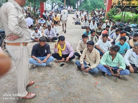 Ratlam News: महिला की हत्या का आरोप लगाते हुए जयस भील एकता मिशन ने घेरा शिवगढ़ थाना, सख्त कार्रवाई की मांग