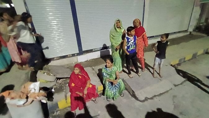 Dewas News: देवास में मंदिर के पास खुल रही शराब दुकान का विरोध, बंद वाइन शॉप के सामने बैठ गईं महिलाएं