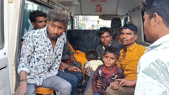 Jabalpur News: शादी पक्की करने जा रहे थे, पिकअप का स्टेयरिंग फेल हुआ तो गिरे खाई में, दो दर्जन लोग घायल