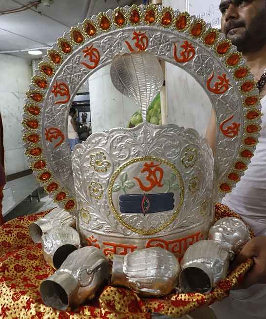 Ujjain News: महाकाल का अनोखा भक्त, हर महीने दर्शन करने आते हैं उज्जैन, 5.80 लाख के आभूषण बाबा को किए भेंट