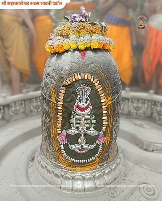 Ujjain Mahakal: मस्तक पर जगमगाया त्रिपुंड-त्रिनेत्र, गुरु पूर्णिमा पर ऐसे सजे महाकाल… निहारते रह गए भक्त