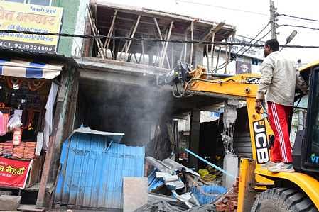 Ujjain News: महाकाल मंदिर क्षेत्र में चली जेसीबी, प्रतिबंध के बावजूद 500 मीटर के दायरे में किया था निर्माण