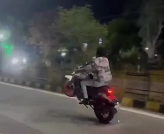 Ujjain News: बिना नंबर की मोटरसाइकिल से कर रहा था स्टंट, पुलिस ने गिरफ्तार किया तो कान पकड़कर मांगी माफी