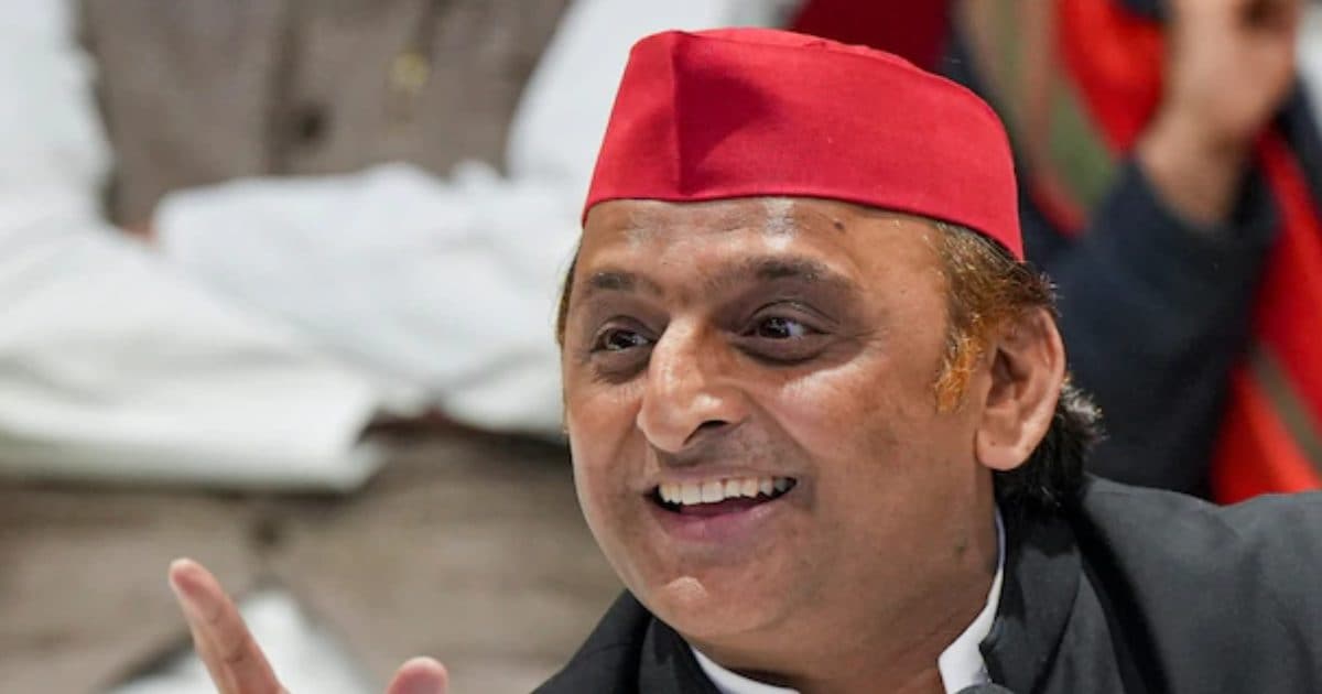 लाल टोपी, गुलाबी गमछा, चिर-परिचित अंदाज में मुंबई पहुंचे अखिलेश यादव, अनंत-राधिका की शादी में होंगे शामिल