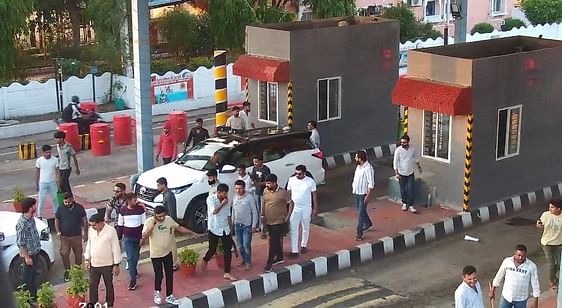 Sehore News: अमलाहा टोल प्लाजा पर राजपूत करणी सेना ने लाठी-डंडों से बोला हमला, एक कर्मचारी घायल Sehore News: अमलाहा टोल प्लाजा पर राजपूत करणी सेना ने लाठी-डंडों से बोला हमला, एक कर्मचारी घायल