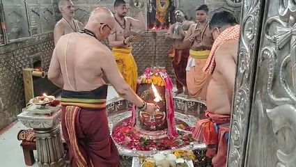 Plane Crash: विमान हादसे में मृतकों की आत्मशांति के लिए महाकाल मंदिर में विशेष अनुष्ठान, ये खास कामना भी की
