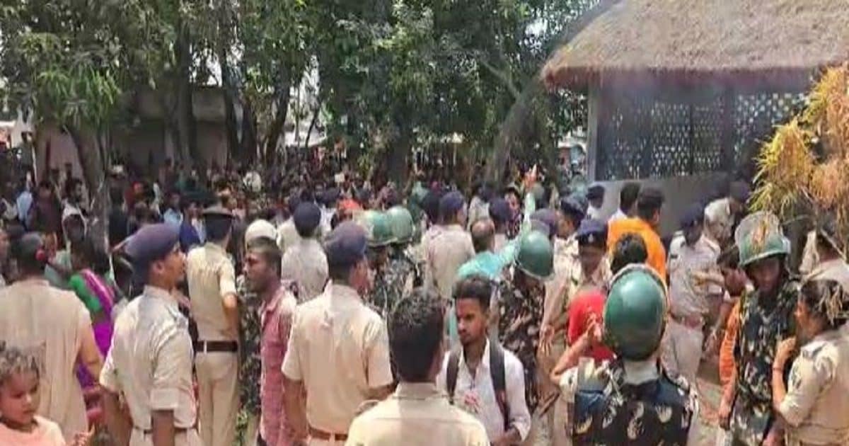 अररिया के ताराबाड़ी थाना में जीजा-साली की संदिग्ध मौत पर बवाल, पुलिस स्टेशन में आगजनी, कई राउंड फायरिंग अररिया के ताराबाड़ी थाना में जीजा-साली की संदिग्ध मौत पर बवाल, पुलिस स्टेशन में आगजनी, कई राउंड फायरिंग