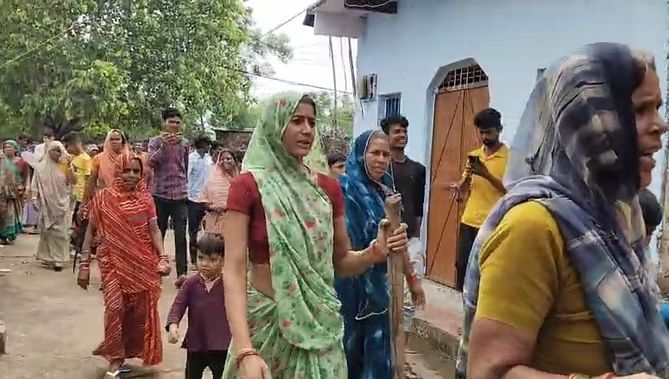 Sagar News: अवैध शराब के ठिकानों पर महिलाओं की दबिश, तीन आरोपियों को पकड़कर पुलिस को सौंपा