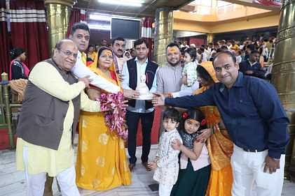 Ujjain News: बाबा महाकाल के खजाने में पहुंचा रजत का छत्र व मुकुट, बाबा का आशीर्वाद लेकर चढ़ाई भेंट Ujjain News: बाबा महाकाल के खजाने में पहुंचा रजत का छत्र व मुकुट, बाबा का आशीर्वाद लेकर चढ़ाई भेंट