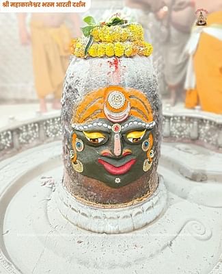 Mahakal Bhasm Aarti: मस्तक पर त्रिपुंड-सूर्य और चंद्र, गले में मुंड माला पहनकर भस्म आरती में सजे बाबा महाकाल