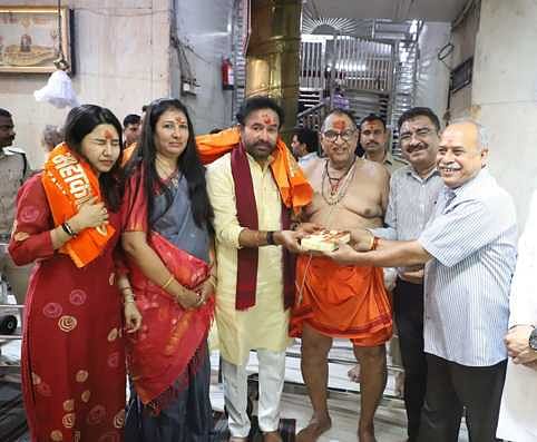 Ujjain News: कोयला और खान कैबिनेट मंत्री ने सपरिवार किया बाबा महाकाल का पूजन, नंदी के कानों में कही मनोकामना