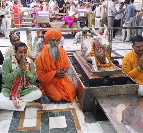 Ujjain News: भस्म आरती में त्रिपुंड और तिलक लगाकर सजे बाबा महाकाल, प्रभारी मंत्री ने किए दर्शन