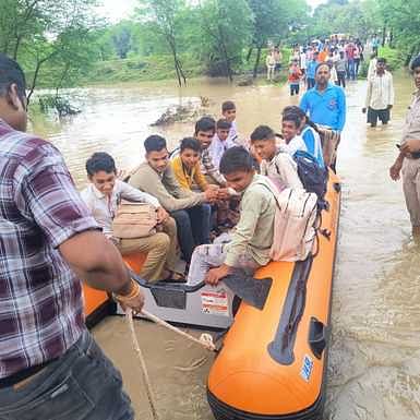 Sagar News: मूसलाधार बारिश से स्कूल बना टापू, SDRF ने 43 बच्चों तथा स्कूल स्टाफ को रेस्क्यू कर निकाला