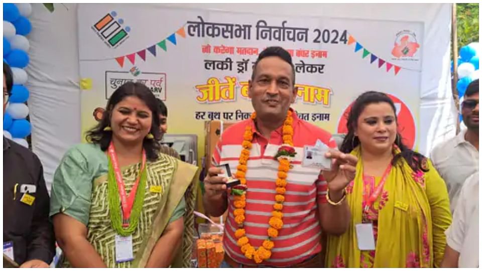 Lok Sabha Phase 3 Election: वोट करने पर मिली डायमंड रिंग, ढाई फीट के मतदाताओं ने की वोटिंग, देखें मतदान की झलक