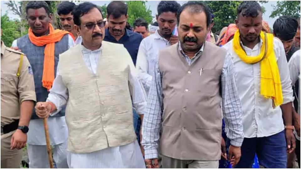 Dewas News: खिवनी पहुंचकर पीड़ित आदिवासियों से मिले मंत्री विजय शाह, कीचड़ में पैदल चले, कही कार्रवाई की बात Dewas News: खिवनी पहुंचकर पीड़ित आदिवासियों से मिले मंत्री विजय शाह, कीचड़ में पैदल चले, कही कार्रवाई की बात