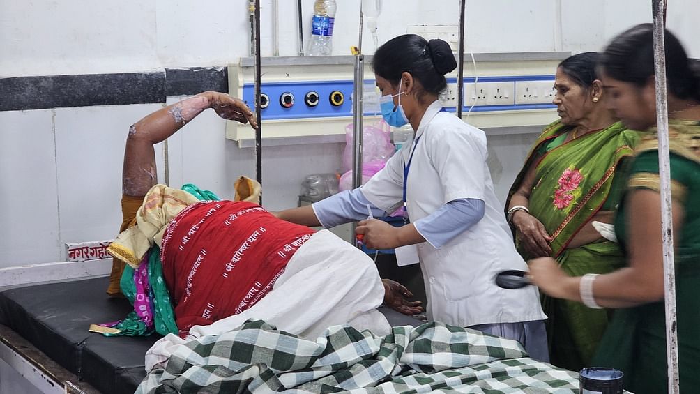 Chhatarpur News: बागेश्वर धाम में महिला की साड़ी में लगी आग, गंभीर रूप से झुलसी, इलाज जारी, कैसे हुआ हादसा? Chhatarpur News: बागेश्वर धाम में महिला की साड़ी में लगी आग, गंभीर रूप से झुलसी, इलाज जारी, कैसे हुआ हादसा?