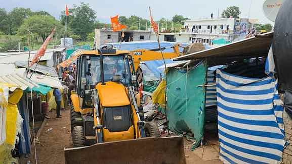 Chhatarpur News: बगेश्वरधाम में एक होमस्टे सील, अन्य पर चल रहा बुलडोजर, महिला की मौत के बाद जागा प्रशासन