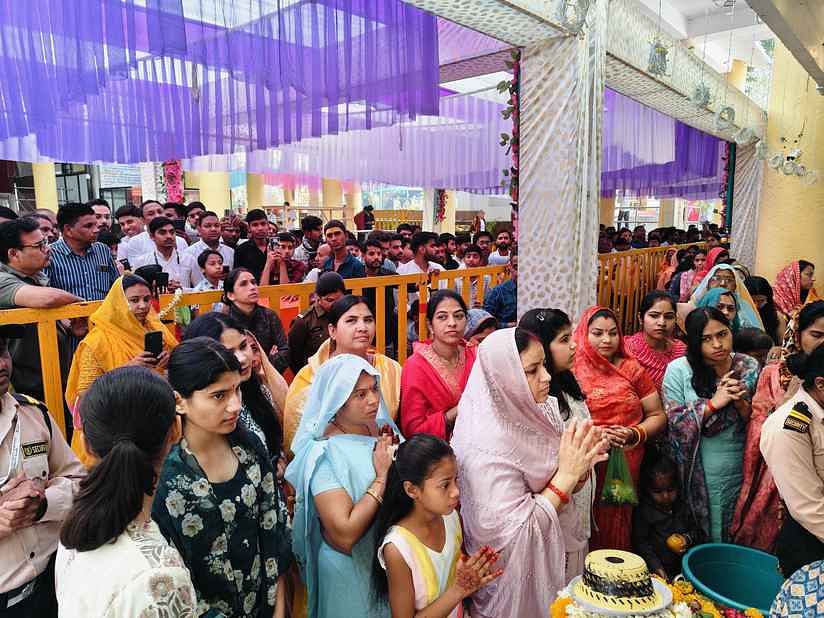 Mandsaur News: शिवरात्रि पर पशुपतिनाथ का किया अर्धनारेश्वर शृंगार, 50 हजार से अधिक भक्तों ने किए दर्शन Mandsaur News: शिवरात्रि पर पशुपतिनाथ का किया अर्धनारेश्वर शृंगार, 50 हजार से अधिक भक्तों ने किए दर्शन