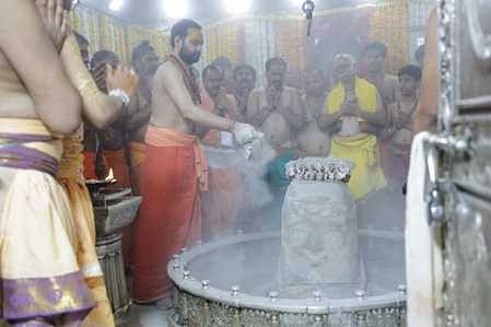 Ujjain News: बाबा महाकाल को रमाई गई भस्म, साल में एक बार दिन में होने वाली भस्मारती के भक्तों ने किए दर्शन