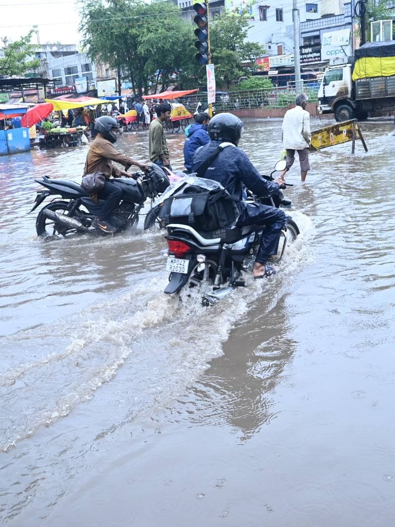 भोपाल में बारिश की वजह से मचा हाहाकार, शहर की सड़कें बनी तालाब