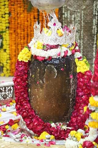 Ujjain News: भस्म आरती में चंद्र, मुकुट और कुंडल पहनकर सजे बाबा महाकाल, चढ़ाए गए 1250 किलो हापुस आम